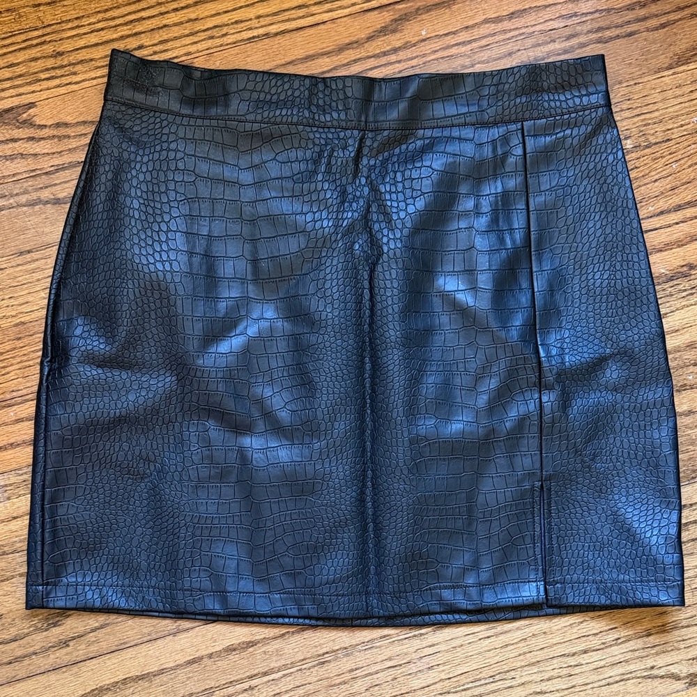 Commense Black Croc-Embossed Faux Leather Mini Skirt